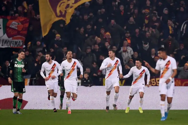 Per la squadra di De Zerbi gol di Djuricic, Boga e doppietta di Caputo. Per i capitolini in gol Dzeko e Veretuot su calcio di rigore.