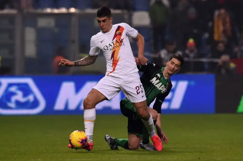 Per la squadra di De Zerbi gol di Djuricic, Boga e doppietta di Caputo. Per i capitolini in gol Dzeko e Veretuot su calcio di rigore.