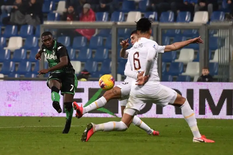 Per la squadra di De Zerbi gol di Djuricic, Boga e doppietta di Caputo. Per i capitolini in gol Dzeko e Veretuot su calcio di rigore.