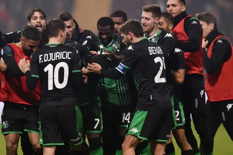 Per la squadra di De Zerbi gol di Djuricic, Boga e doppietta di Caputo. Per i capitolini in gol Dzeko e Veretuot su calcio di rigore.