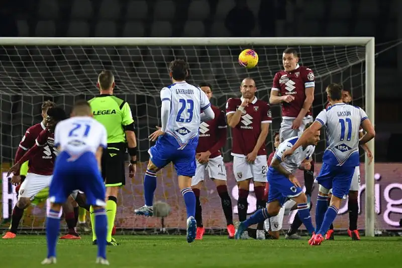 Esordio amarissimo per Moreno Longo sulla panchina del Torino. I granata sono stati sconfitti per 3-1 in casa contro la Sampdoria, infilando la quarta, pesantissima sconfitta consecutiva.