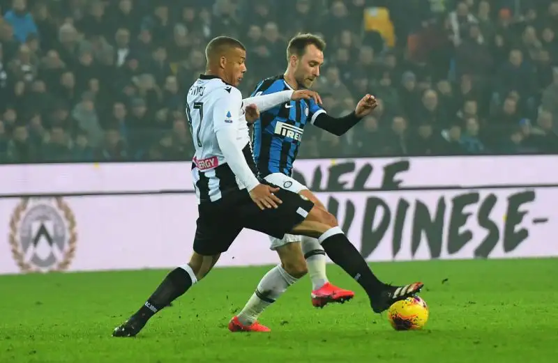 Doppietta per il centravanti belga in Friuli, prima con un preciso diagonale e poi su calcio di rigore.