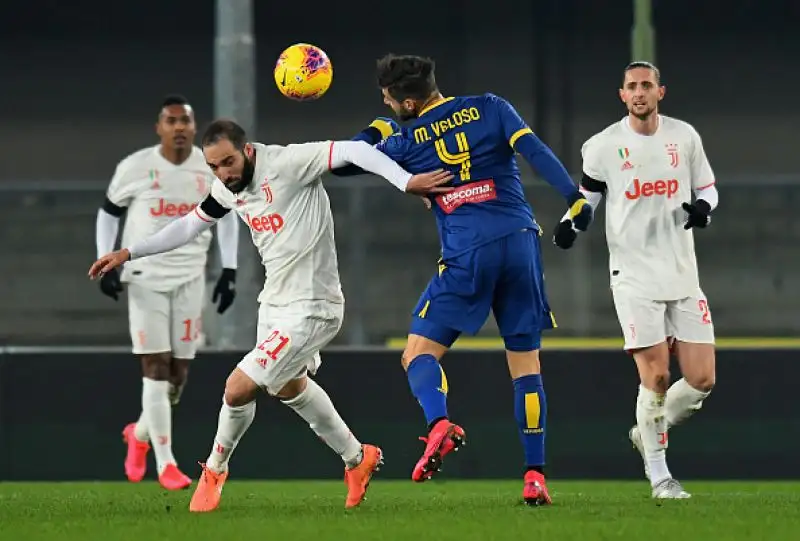 I bianconeri cadono a sorpresa al Bentegodi: l'Hellas vince in rimonta per 2-1.