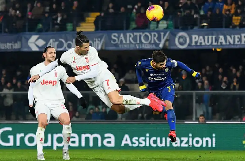 I bianconeri cadono a sorpresa al Bentegodi: l'Hellas vince in rimonta per 2-1.