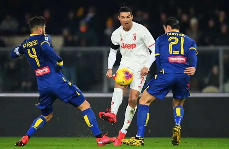I bianconeri cadono a sorpresa al Bentegodi: l'Hellas vince in rimonta per 2-1.
