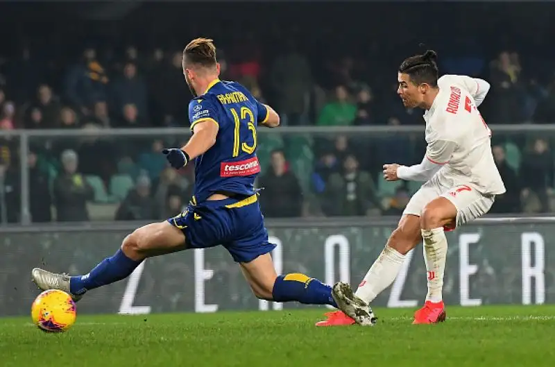 I bianconeri cadono a sorpresa al Bentegodi: l'Hellas vince in rimonta per 2-1.