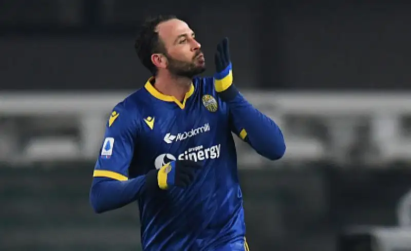 I bianconeri cadono a sorpresa al Bentegodi: l'Hellas vince in rimonta per 2-1.
