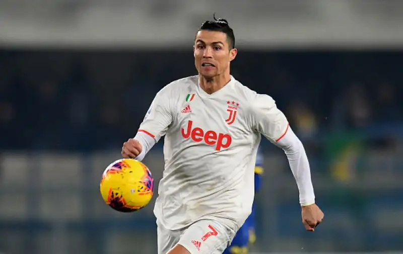 I bianconeri cadono a sorpresa al Bentegodi: l'Hellas vince in rimonta per 2-1.