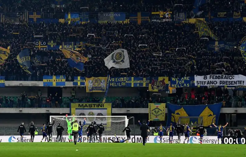 I bianconeri cadono a sorpresa al Bentegodi: l'Hellas vince in rimonta per 2-1.