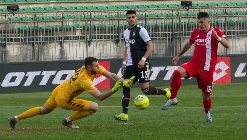 I biancorossi, con un piede e mezzo in B, perdono al Brianteo.