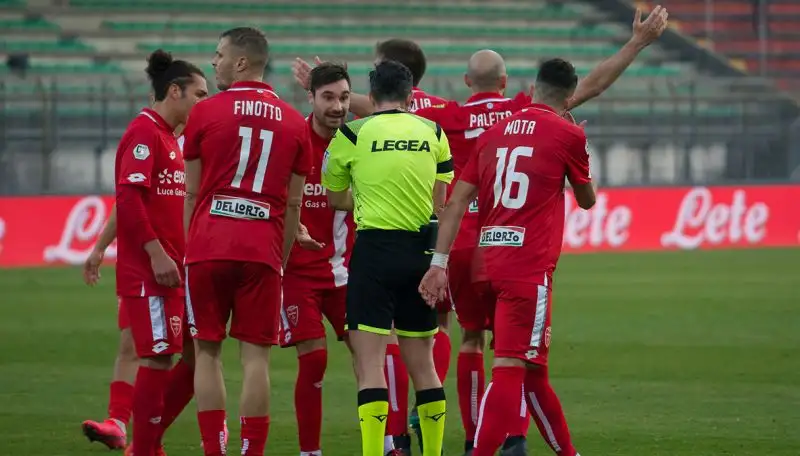 I biancorossi, con un piede e mezzo in B, perdono al Brianteo.
