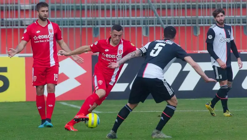 I biancorossi, con un piede e mezzo in B, perdono al Brianteo.