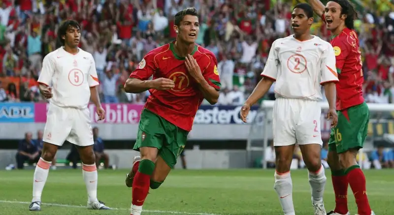 12- Nel 2004 aiuta il Portogallo a raggiungere la finale degli Europei. Contro chi segna in semifinale?
Olanda