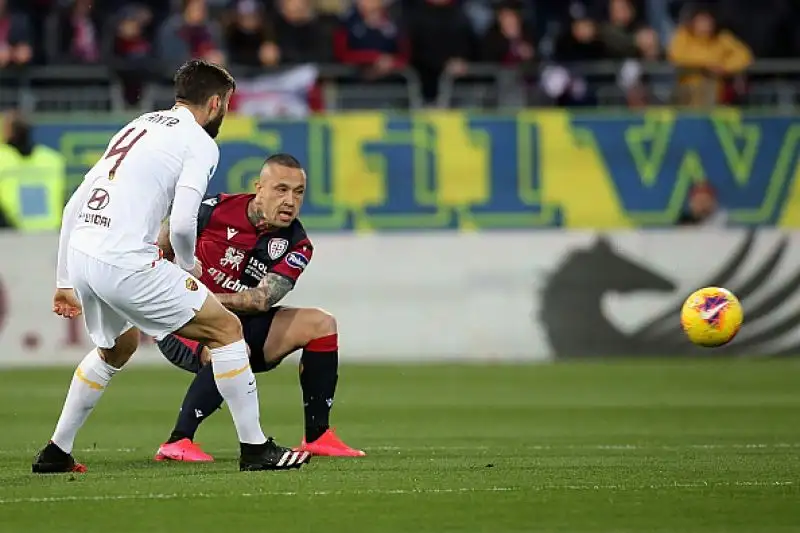 I gol della Roma sono stati segnati da Kalinic, Kluivert, ancora Kalinic e Mkhitaryan. Per i s ardi in gol Pereiro e doppietta di Joao Pedro che ha anche sbagliato un rigore. 