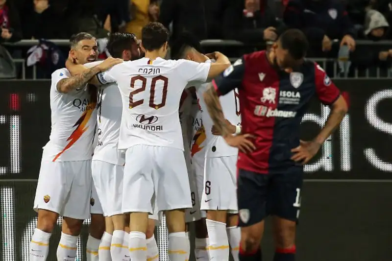 I gol della Roma sono stati segnati da Kalinic, Kluivert, ancora Kalinic e Mkhitaryan. Per i s ardi in gol Pereiro e doppietta di Joao Pedro che ha anche sbagliato un rigore. 