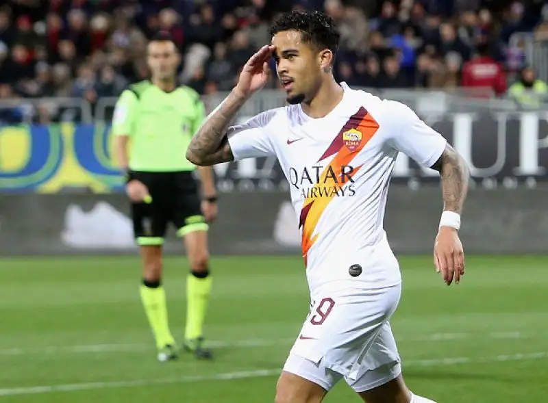 I gol della Roma sono stati segnati da Kalinic, Kluivert, ancora Kalinic e Mkhitaryan. Per i s ardi in gol Pereiro e doppietta di Joao Pedro che ha anche sbagliato un rigore. 