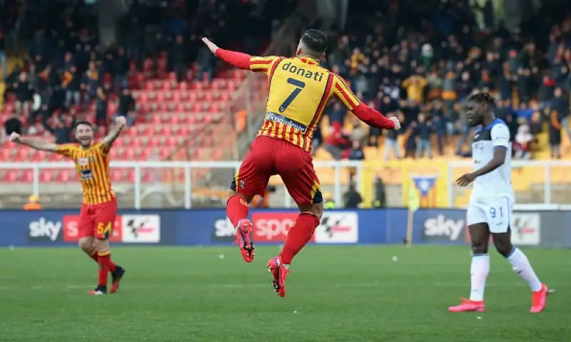 Per i bergamaschi in gol tre volte Zapata, Ilicic, Muriel, Malinovsky e autorete del leccese Donati. Per i padroni di casa in rete Saponara e lo stesso Donati.