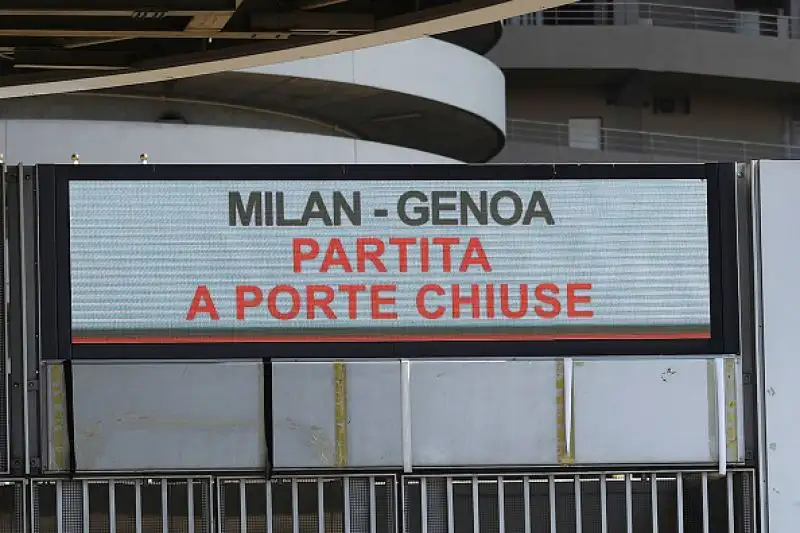Il Milan cade in casa per 2-1 contro il Genoa in uno dei recuperi della 26esima giornata di Serie A, giocato in un San Siro a porte chiuse per l'emergenza Coronavirus.