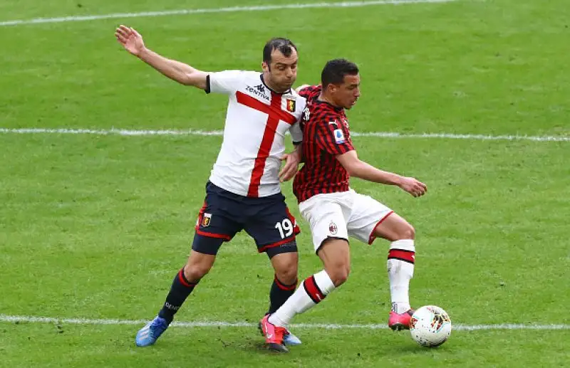 Il Milan cade in casa per 2-1 contro il Genoa in uno dei recuperi della 26esima giornata di Serie A, giocato in un San Siro a porte chiuse per l'emergenza Coronavirus.