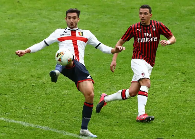Il Milan cade in casa per 2-1 contro il Genoa in uno dei recuperi della 26esima giornata di Serie A, giocato in un San Siro a porte chiuse per l'emergenza Coronavirus.
