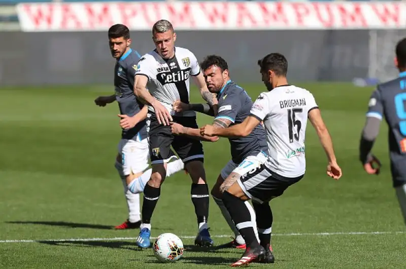 Colpaccio della Spal a Parma nel primo recupero della 26esima giornata di Serie A, giocato a porte chiuse per l'emergenza Coronavirus. 
