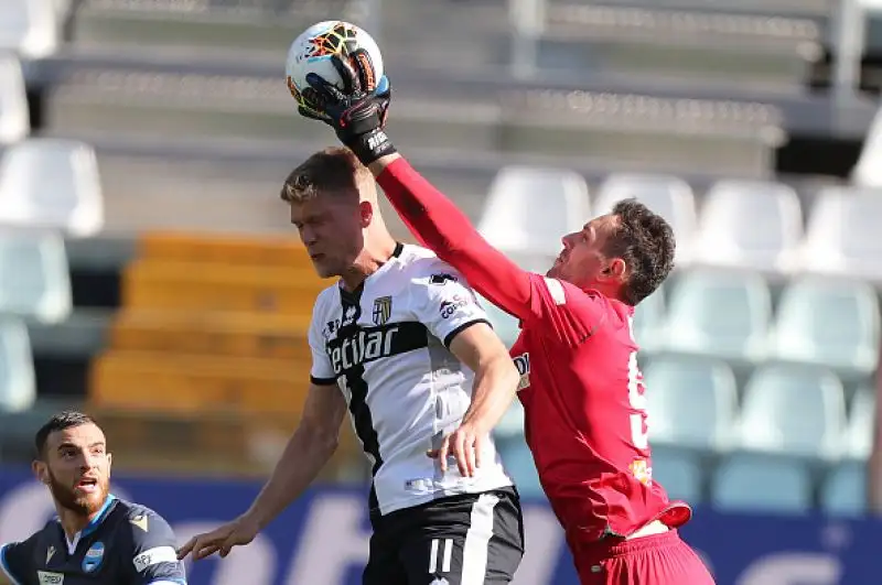 Colpaccio della Spal a Parma nel primo recupero della 26esima giornata di Serie A, giocato a porte chiuse per l'emergenza Coronavirus. 