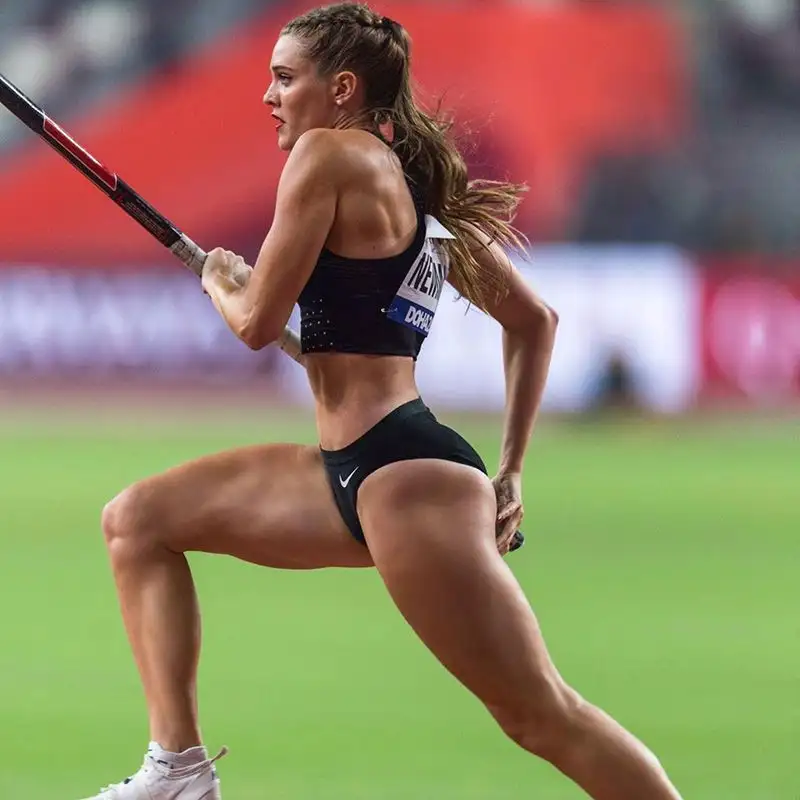 Alysha Newman, 25enne astista canadese, ha vinto un oro ai giochi del Commonwealth.