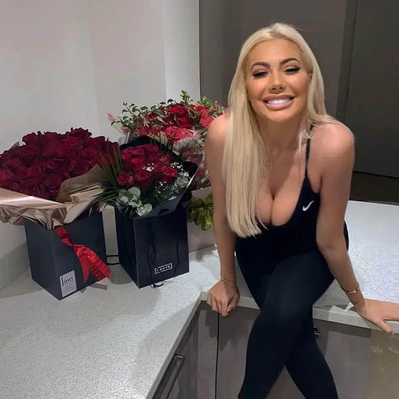 Chloe Ferry, stellina della tv inglese, ha un patrimonio netto superiore al milione di sterline.