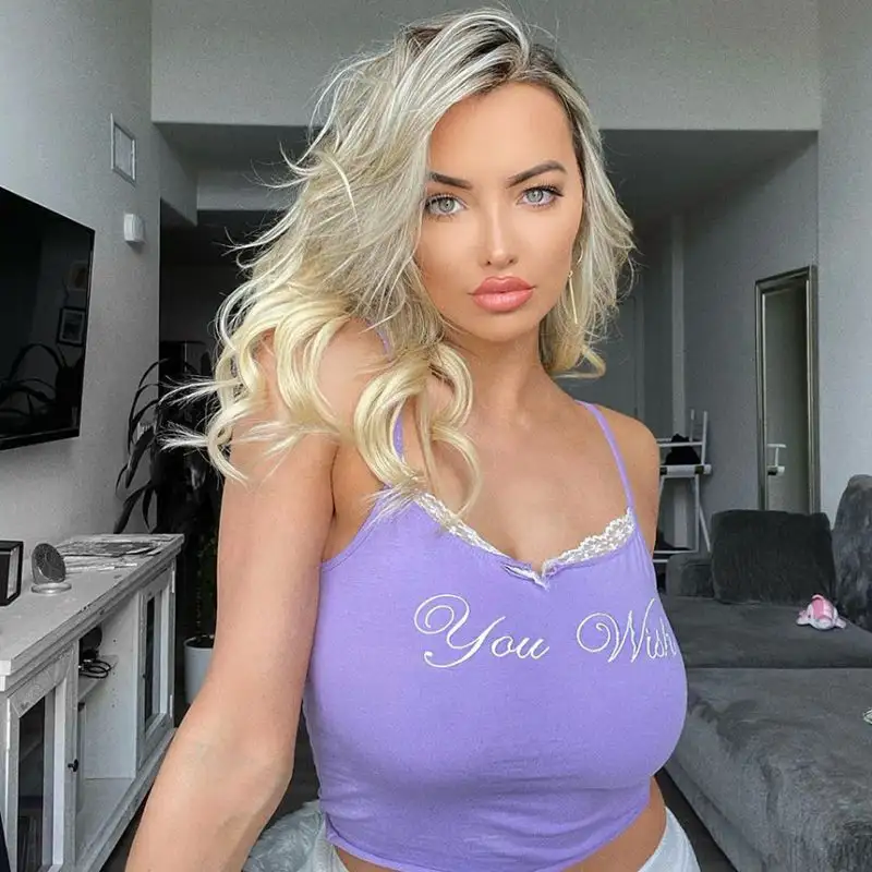 Lindsey Pelas, influencer e fidanzata del figlio di George Best,  si scatena su Instagram.