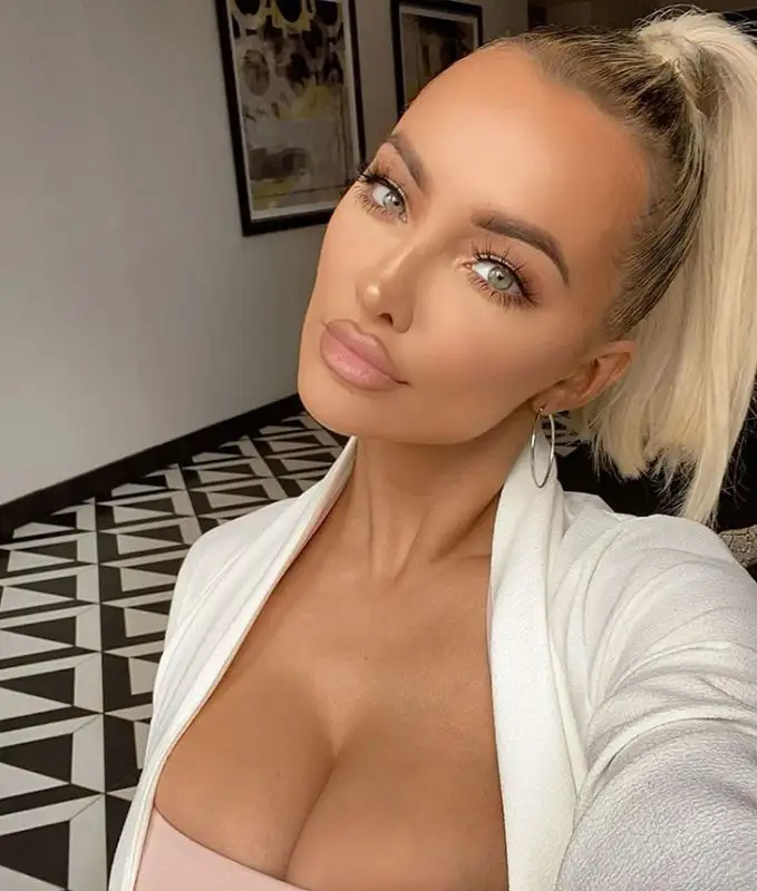 Lindsey Pelas, influencer e fidanzata del figlio di George Best,  si scatena su Instagram.