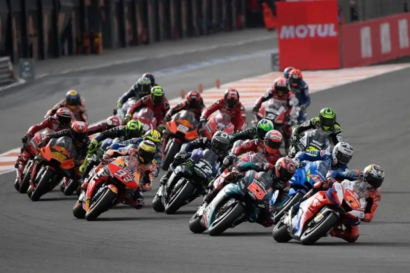 Marquez vince anche l'ultima, Valentino Rossi dietro. Jorge Lorenzo chiude l'ultima corsa della sua carriera al quattordicesimo posto.