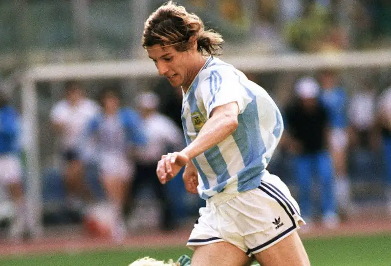 12 – Per quale motivo il compianto giocatore del Camerun Benjamin Massing entrò nella storia di Italia ’90 e dei Mondiali?
A- Espulsione più rapida
B- Fallo più brutto della storia
C- Due autoreti nella stessa partita
D- Entrò in campo e fu sostituito dopo cinque minuti