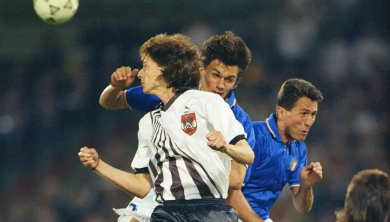 11 – Quale di questi giocatori fu protagonista di un
gesto di insofferenza verso il ct Vicini dopo una
sostituzione?
A- Andrea Carnevale
B- Gianluca Vialli
C- Aldo Serena
D- Roberto Baggio