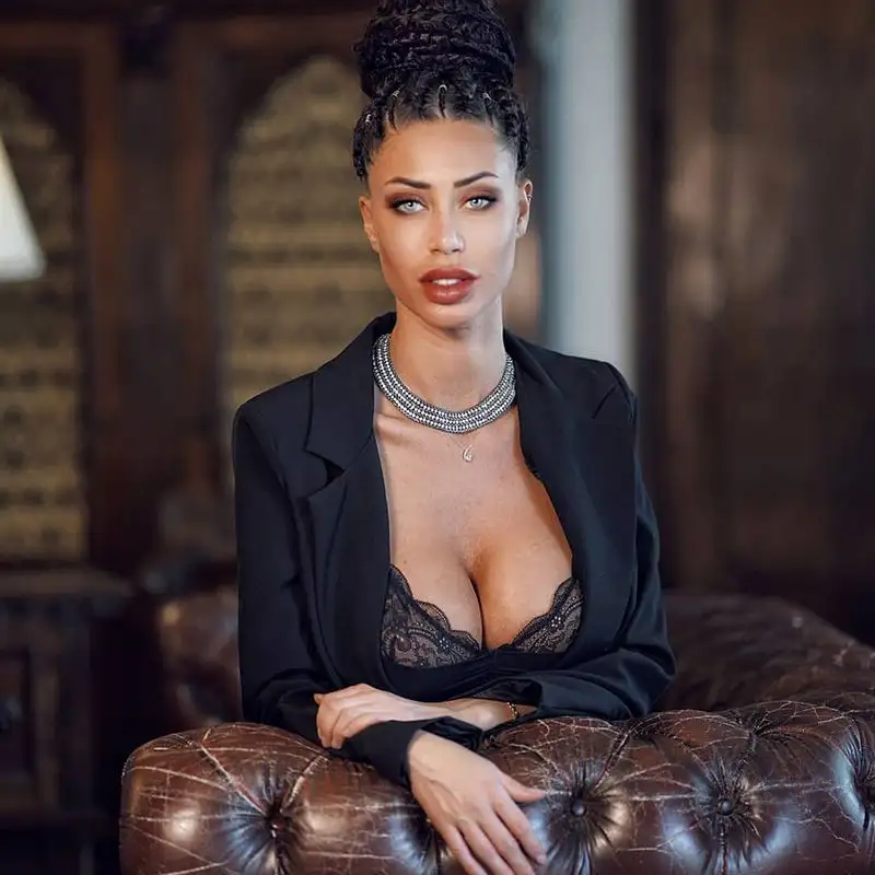 Sofia Barbieri è tra le influencer italiane più seguite in rete con centinaia di migliaia di followers su Instagram e Twitter.