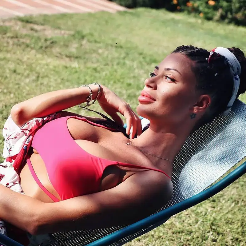 Sofia Barbieri è tra le influencer italiane più seguite in rete con centinaia di migliaia di followers su Instagram e Twitter.