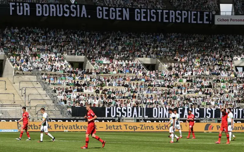 Al Borussia-Park di Monchengladbach i cartonati animano le curve in occasione del match tra Borussia e Bayer Leverkusen.