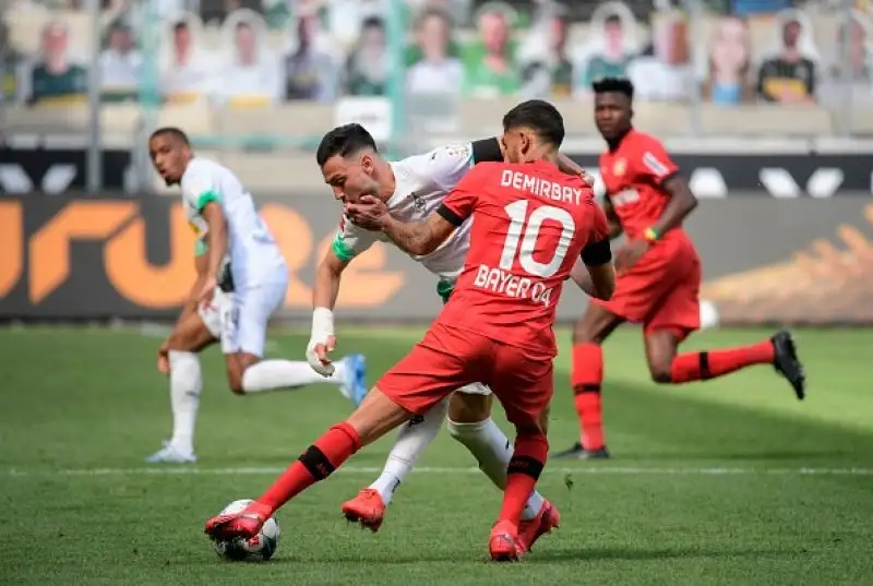 Al Borussia-Park di Monchengladbach i cartonati animano le curve in occasione del match tra Borussia e Bayer Leverkusen.