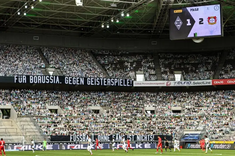 Al Borussia-Park di Monchengladbach i cartonati animano le curve in occasione del match tra Borussia e Bayer Leverkusen.