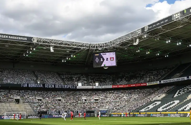 Al Borussia-Park di Monchengladbach i cartonati animano le curve in occasione del match tra Borussia e Bayer Leverkusen.