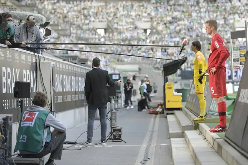 Al Borussia-Park di Monchengladbach i cartonati animano le curve in occasione del match tra Borussia e Bayer Leverkusen.