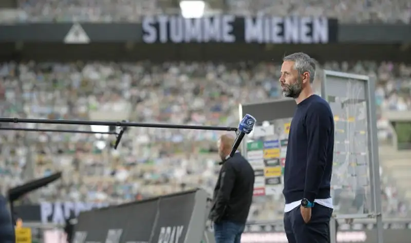 Al Borussia-Park di Monchengladbach i cartonati animano le curve in occasione del match tra Borussia e Bayer Leverkusen.