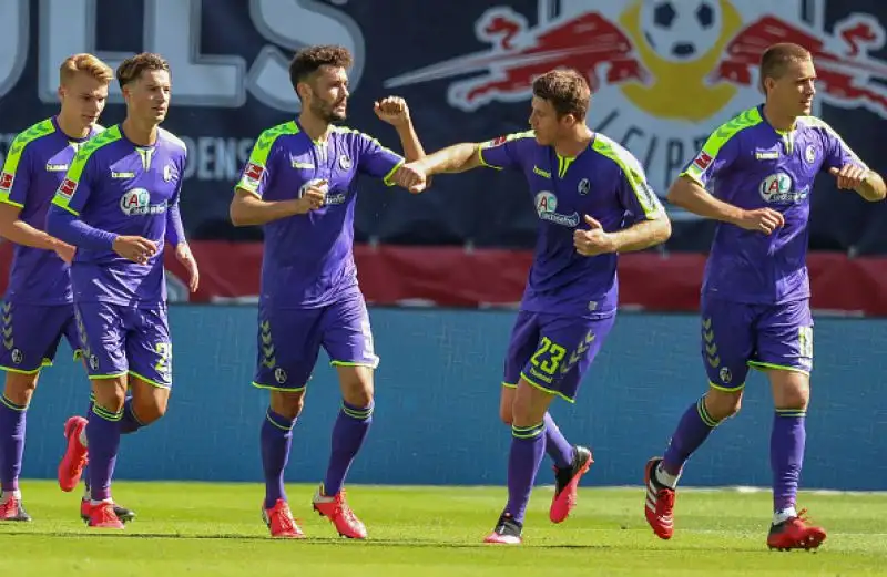 E' ripartita la Bundesliga, in piena pandemia di Coronavirus. Stadi vuoti, mascherine, niente abbracci e saluti con il gomito: tutte le foto.