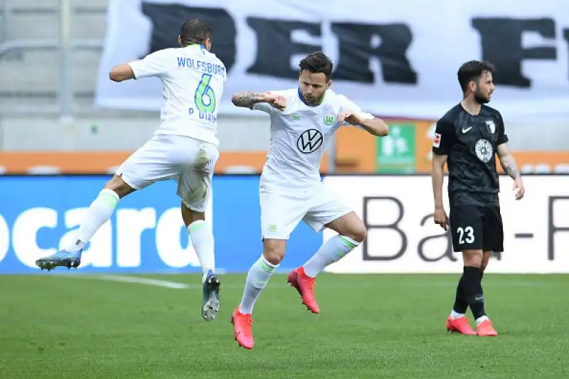 E' ripartita la Bundesliga, in piena pandemia di Coronavirus. Stadi vuoti, mascherine, niente abbracci e saluti con il gomito: tutte le foto.