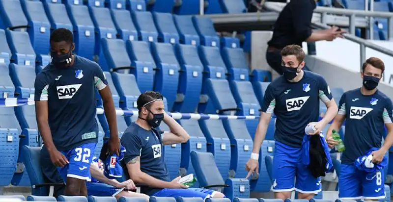 E' ripartita la Bundesliga, in piena pandemia di Coronavirus. Stadi vuoti, mascherine, niente abbracci e saluti con il gomito: tutte le foto.
