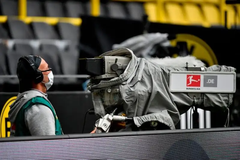 E' ripartita la Bundesliga, in piena pandemia di Coronavirus. Stadi vuoti, mascherine, niente abbracci e saluti con il gomito: tutte le foto.
