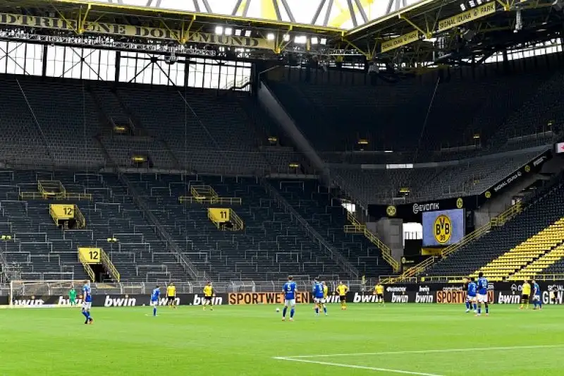 E' ripartita la Bundesliga, in piena pandemia di Coronavirus. Stadi vuoti, mascherine, niente abbracci e saluti con il gomito: tutte le foto.