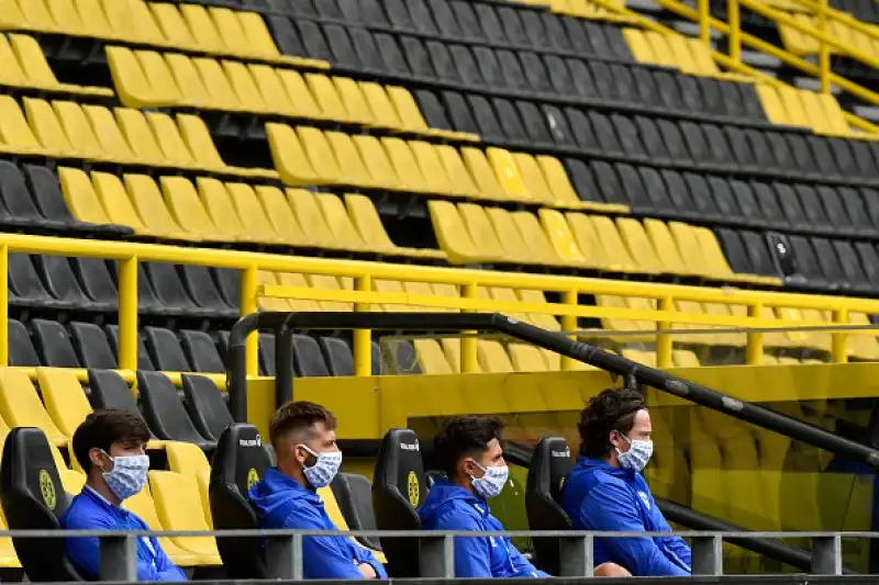 E' ripartita la Bundesliga, in piena pandemia di Coronavirus. Stadi vuoti, mascherine, niente abbracci e saluti con il gomito: tutte le foto.