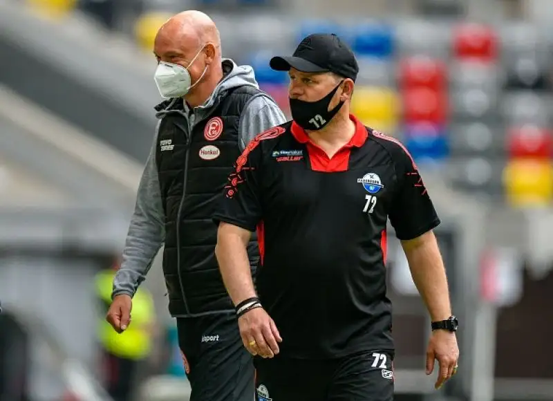 E' ripartita la Bundesliga, in piena pandemia di Coronavirus. Stadi vuoti, mascherine, niente abbracci e saluti con il gomito: tutte le foto.