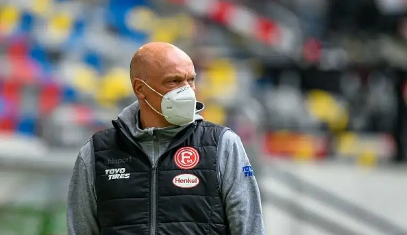 E' ripartita la Bundesliga, in piena pandemia di Coronavirus. Stadi vuoti, mascherine, niente abbracci e saluti con il gomito: tutte le foto.