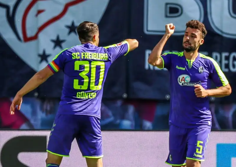 E' ripartita la Bundesliga, in piena pandemia di Coronavirus. Stadi vuoti, mascherine, niente abbracci e saluti con il gomito: tutte le foto.